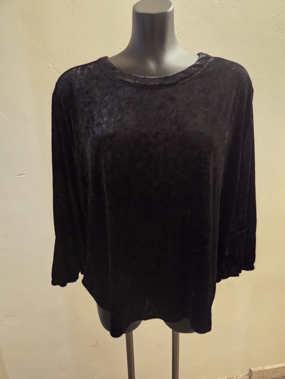 Women's Plush Velvet Long-Sleeve Top - Black